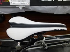 ANCHOR 2015 ROADBIKE RL8 EQUIPE RACING WHITE COLOR SADDLE SEATPOST（アンカー 2015年モデル ロードバイク エキップ レーシングホワイト カラー サドル シートポスト）