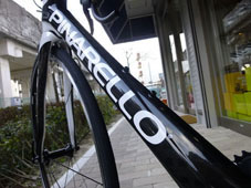 PINARELLO 2014 ROADBIKE MARVEL 30.12 THINK2 T2 SHIMANO ULTEGRA SPECIAL VERSION 11s 810 BLACK WHITE RED COLOR DOWNTUBE（ピナレロ 2014年モデル ロードバイク マーベル シマノ アルテグラ スペシャル仕様車 11スピード 完成車 ブラック ホワイト レッド カラー ダウンチューブ)
