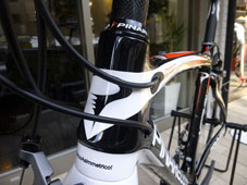 PINARELLO 2014 ROADBIKE MARVEL 30.12 THINK2 T2 SHIMANO ULTEGRA SPECIAL VERSION 11s 810 BLACK WHITE RED COLOR HEADTUBE（ピナレロ 2014年モデル ロードバイク マーベル シマノ アルテグラ スペシャル仕様車 11スピード 完成車 ブラック ホワイト レッド カラー ヘッドチューブ）