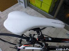 PINARELLO 2014 ROADBIKE MARVEL 30.12 THINK2 T2 SHIMANO ULTEGRA SPECIAL VERSION 11s 810 BLACK WHITE RED COLOR SADDLE（ピナレロ 2014年モデル ロードバイク マーベル シマノ アルテグラ スペシャル仕様車 11スピード 完成車 ブラック ホワイト レッド カラー サドル)