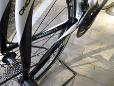 PINARELLO 2013 ROADBIKE FP QUATTRO SPECIAL VERSION SHIMANO 105 11speed 710 WHITE BLACK RED COLOR CHAINSTAY（ピナレロ ロードバイク 2013年モデル エフピー クアトロ シマノ 105 オリジナル 特別仕様 11スピード 完成車 ホワイトブラックレッド カラー デダ ハンドル ステム)