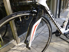 PINARELLO 2013 ROADBIKE FP QUATTRO SPECIAL VERSION SHIMANO 105 11speed 710 WHITE BLACK RED COLOR ONDA FRONT FORK（ピナレロ ロードバイク 2013年モデル エフピー クアトロ シマノ 105 オリジナル 特別仕様 11スピード 完成車 ホワイトブラックレッド カラー フロント フォーク)
