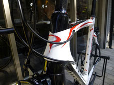 PINARELLO 2013 ROADBIKE FP QUATTRO SPECIAL VERSION SHIMANO 105 11speed 710 WHITE BLACK RED COLOR HEAD TUBE（ピナレロ ロードバイク 2013年モデル エフピー クアトロ シマノ 105 オリジナル 特別仕様 11スピード 完成車 ホワイトブラックレッド カラー ヘッドチューブ)