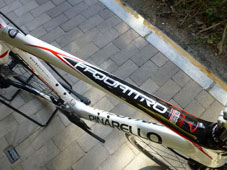 PINARELLO 2013 ROADBIKE FP QUATTRO SPECIAL VERSION SHIMANO 105 11speed 710 WHITE BLACK RED COLOR TOP TUBE（ピナレロ ロードバイク 2013年モデル エフピー クアトロ シマノ 105 オリジナル 特別仕様 11スピード 完成車 ホワイトブラックレッド カラー トップチューブ)