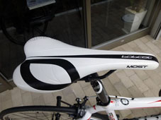 PINARELLO 2013 ROADBIKE FP QUATTRO SHIMANO ULTEGRA Di2 10speed 710 WHITE BLACK RED COLOR MOST SADDLE（ピナレロ ロードバイク 2013年モデル エフピー クアトロ シマノ アルテグラ 電動 10スピード 完成車 ホワイトブラックレッド カラー モスト サドル)