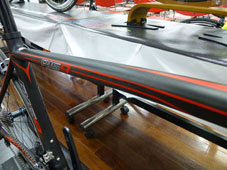 ANCHOR 2015 ROADBIKE RIS9 ELITE GD SPECIAL EDITION CARBON CLACK RACING RED TOPTUBE SIDE（アンカー 2015年モデル ロードバイク エリート スペシャルエディション カーボンブラック カラー トップチューブ）