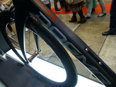 PINARELLO 2016 ROADBIKE DOGMA F8 950 NAKED RED COLOR DOWNTUBE SIDE（ピナレロ 2016年モデル エフエイティー ネイキッドレッド カラー ダウンチューブ サイド)