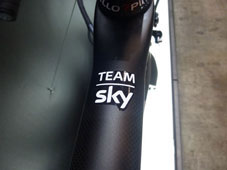 PINARELLO 2015 ROADBIKE DOGMA F8 958 TEAMSKY COLOR TOPTUBE MARK（ピナレロ 2015年モデル ロードバイク ドグマ エフエイティー チームスカイ カラー トップチューブ)