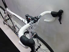 PINARELLO 2015 ROADBIKE NEOR Tiagra+105 10speed 935 WHITE COLOR DUAL CONTROL LEVER SHIFT HANDLE STEM（ピナレロ ロードバイク 2015年モデル ネオール シマノ ティアグラ 105 10スピード 完成車 ホワイト カラー デュアルコントロールレバー)