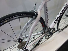 PINARELLO 2015 ROADBIKE NEOR Tiagra+105 10speed 935 WHITE COLOR ONDA SEATSTAY（ピナレロ ロードバイク 2015年モデル ネオール シマノ ティアグラ 105 10スピード 完成車 ホワイト カラー シートステイ)