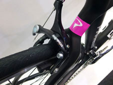 PINARELLO 2015 ROADBIKE RAZHA EZ-FIT 105 11seed 947 BLACK PINK COLOR SHIMANO BR-R561 BRAKE CALIPER（ピナレロ ロードバイク 2015年モデル ラザ イージーフィット シマノ 105 11スピード 完成車 ブラック ピンク カラー ブレーキ キャリパー)