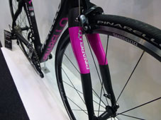 PINARELLO 2015 ROADBIKE RAZHA EZ-FIT 105 11seed 947 BLACK PINK COLOR ONDA TM V2 CARBON FRONT FORK（ピナレロ ロードバイク 2015年モデル ラザ イージーフィット シマノ 105 11スピード 完成車 ブラック ピンク カラー フロント フォーク)