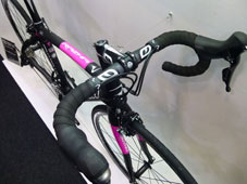 PINARELLO 2015 ROADBIKE RAZHA EZ-FIT 105 11seed 947 BLACK PINK COLOR MOST HANDLE STEM（ピナレロ ロードバイク 2015年モデル ラザ イージーフィット シマノ 105 11スピード 完成車 ブラック ピンク カラー モスト ハンドル ステム)