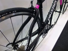 PINARELLO 2015 ROADBIKE RAZHA EZ-FIT 105 11seed 947 BLACK PINK COLOR SEATSTAY（ピナレロ ロードバイク 2015年モデル ラザ イージーフィット シマノ 105 11スピード 完成車 ブラック ピンク カラー シートステイ)