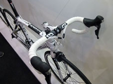 PINARELLO 2015 ROADBIKE RAZHA K SHIMANO 105 11speed 932 WHITE COLOR MOST HANDLE STEM（ピナレロ ロードバイク 2015年モデル ラザ ケー シマノ 105 11スピード 完成車 ホワイト カラー モスト ハンドル ステム)