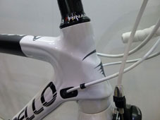 PINARELLO 2015 ROADBIKE RAZHA K SHIMANO 105 11speed 932 WHITE COLOR HEAD TUBE SIDE（ピナレロ ロードバイク 2015年モデル ラザ ケー シマノ 105 11スピード 完成車 ホワイト カラー ヘッドチューブ サイド)