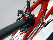 PINARELLO 2015 FLATBAR ROADBIKE TREVISO SHIMANO SORA 9speed 724 RED COLOR BRAKE CALIPER（ピナレロ フラットバー ロードバイク 2015年モデル トレビソ シマノ ソラ 9スピード 完成車 レッド カラー ブレーキ キャリパー)