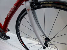 PINARELLO 2015 FLATBAR ROADBIKE TREVISO SHIMANO SORA 9speed 724 RED COLOR FRONT FORK（ピナレロ フラットバー ロードバイク 2015年モデル トレビソ シマノ ソラ 9スピード 完成車 レッド カラー フロント フォーク)