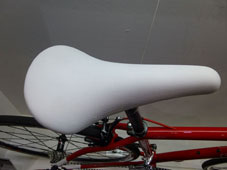 PINARELLO 2015 FLATBAR ROADBIKE TREVISO SHIMANO SORA 9speed 724 RED COLOR SADDLE（ピナレロ フラットバー ロードバイク 2015年モデル トレビソ シマノ ソラ 9スピード 完成車 レッド カラー サドル)