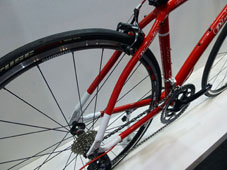 PINARELLO 2015 FLATBAR ROADBIKE TREVISO SHIMANO SORA 9speed 724 RED COLOR SEATSTAY（ピナレロ フラットバー ロードバイク 2015年モデル トレビソ シマノ ソラ 9スピード 完成車 レッド カラー シートステイ)