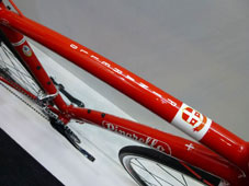 PINARELLO 2015 FLATBAR ROADBIKE TREVISO SHIMANO SORA 9speed 724 RED COLOR TOPTUBE（ピナレロ フラットバー ロードバイク 2015年モデル トレビソ シマノ ソラ 9スピード 完成車 レッド カラー トップチューブ)