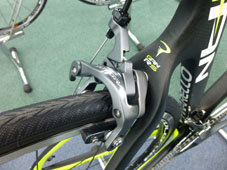 PINARELLO 2016 ROADBIKE GANRS CAMPAGNOLO CHORUS 11s 246 BLACK YELLOW COLOR BRAKE CALIPER（ピナレロ 2016年モデル ロードバイク ガン アールエス カンパニョーロ コーラス 11スピード 完成車 ブラックイエロー カラー）