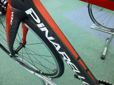 PINARELLO 2016 ROADBIKE GAN S 105 11speed 239 BLACK RED COLOR DOWNTUBE FLATBACK DESIGN（ピナレロ ロードバイク 2016年モデル ガンエス シマノ 105 11スピード 完成車 ブラックレッド カラー ダウンチューブ フラッドバック デザイン)