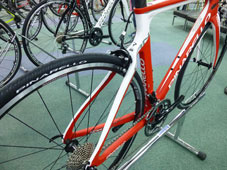PINARELLO 2016 ROADBIKE GAN S ULTEGRA 11speed 399 RED WHITEY COLOR FLATBACK DESIGN SEATSTAY（ピナレロ ロードバイク 2016年モデル ガンエス シマノ アルテグラ 11スピード 完成車 レッドホワイト カラー シートステイ フラッドバック デザイン)