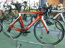 PINARELLO 2016 ROADBIKE GANS SHIMANO ULTEGRA 11s 399 RED WHITE COLOR（ピナレロ 2016年モデル ロードバイク ガン シマノ アルテグラ 11スピード 完成車 レッドホワイト カラー）
