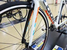 LOOK 2017 ROADBIKE 765 ULTEGRA 105 MIX 6800 5800 COMPLETED WHITE FLUO RED BLUE COLOR FRONT FORK（ルック 2017年モデル シマノ アルテグラ ミックス 完成車 ロードバイク ホワイトフローレッドブルー カラー）