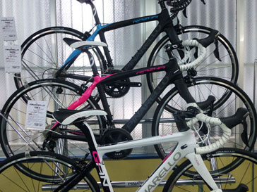 PINARELLO 2018 ROADBIKE RAZHA EZ-fit SHIMANO 105 5800 11s 066 CARBON PINK FLUO COLOR（ピナレロ 2018年モデル ロードバイク ラザ イージーフィット シマノ 11スピード 完成車 カーボンピンクフルオ カラー）