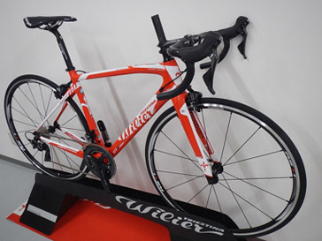 WILIER TRIESTINA 2017 ROADBIKE GTR GRANTURISMO R TEAM SHIMANO R9100 DURAACE MIX 11s RED COLOR（ウィリエール トリエスティーナ  2017年モデル ロードバイク グランツーリズモ アール チーム シマノ デュラエース ミックス 11スピード 完成車 レッド カラー 斜め前から）