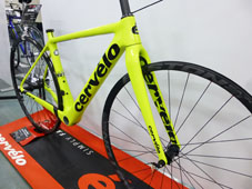 CERVELO 2018 ROADBIKE R3 R8050 ULTEGRA Di2 FLUORO YELLOW COLOR FRONT FORK（サーベロ 2018年モデル ロードバイク アールスリー シマノ 電動 アルテグラ 完成車 フルオロイエロー カラー）