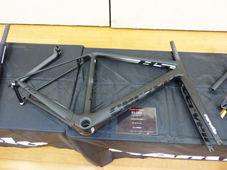 CERVELO 2019 ROADBIKE R5 Shimano R8000 ULTEGRA B/B/GRAPHITE COLOR SIDE（サーベロ 2018年モデル ロードバイク アールファイブ シマノ アルテグラ 完成車 グラファイト カラー）