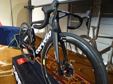 CERVELO 2019 ROADBIKE S5 DISC SRAM RED etap BLACK GRAPHITE WHITE FRONT（サーベロ 2019年モデル ロードバイク エスファイブ ディスク  スラム レッド イータップ 完成車 ブラック グラファイト ホワイト）