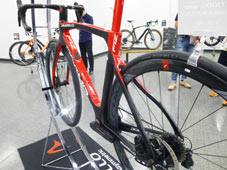 PINARELLO 2021 ROADBIKE DOGMA F12 DISK DISC DURAACE Di2 432 URANUS BLACK RED SEATSTAY（ピナレロ 2021年モデル ロードバイク ドグマ エフトゥエルブ ディスク 電動 デュラエース 完成車 ブラックレッド）