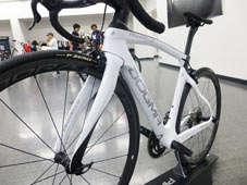 PINARELLO 2021 ROADBIKE DOGMA F12 DISK DISC DURAACE Di2 436 OSIUM WHITE FRONTFORK（ピナレロ 2021年モデル ロードバイク ドグマ エフトゥエルブ ディスク 電動 デュラエース 完成車 ホワイト）