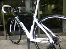 PINARELLO 2020 ROADBIKE PRINCE SHIMANO R8000 ULTEGRA 11s 272 WHITE BLACK COLOR SEATSTAY（ピナレロ 2020年モデル ロードバイク プリンス シマノ アルテグラ 11スピード 完成車 ホワイトブラック カラー）