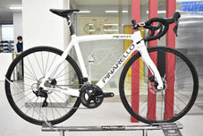 PINARELLO 2023 ROADBIKE RAZHA DISK RAZHADISK T600 SHIMANO 105 R7000 11s D380 SHINY WHITE ピナレロ 2023年モデル ロードバイク ラザディスク ラザ ディスク シマノ ミックス 11スピード 完成車 シャイニー ホワイト