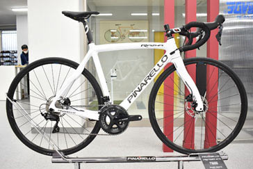 PINARELLO 2023 ROADBIKE RAZHA DISK RAZHADISK T600 SHIMANO 105 R7000 11s B380 SHINY WHITE ピナレロ 2023年モデル ロードバイク ラザディスク シマノ 11スピード 完成車 シャイニーホワイト