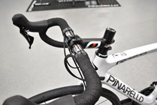 PINARELLO 2023 ROADBIKE RAZHA DISK RAZHADISK T600 SHIMANO 105 Di2 R7100 12s B380 SHINY WHITE HANDLE STEM ピナレロ 2023年モデル ロードバイク ラザディスク シマノ 電動 12スピード 完成車 シャイニーホワイト